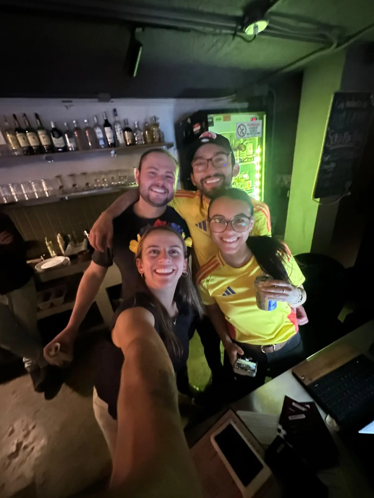 Equipo de Casa Apolonia celebrando con los invitados