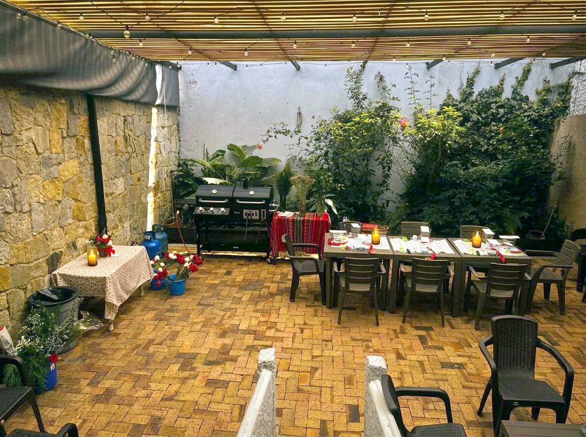Terraza preparada para una cena privada en Casa Apolonia