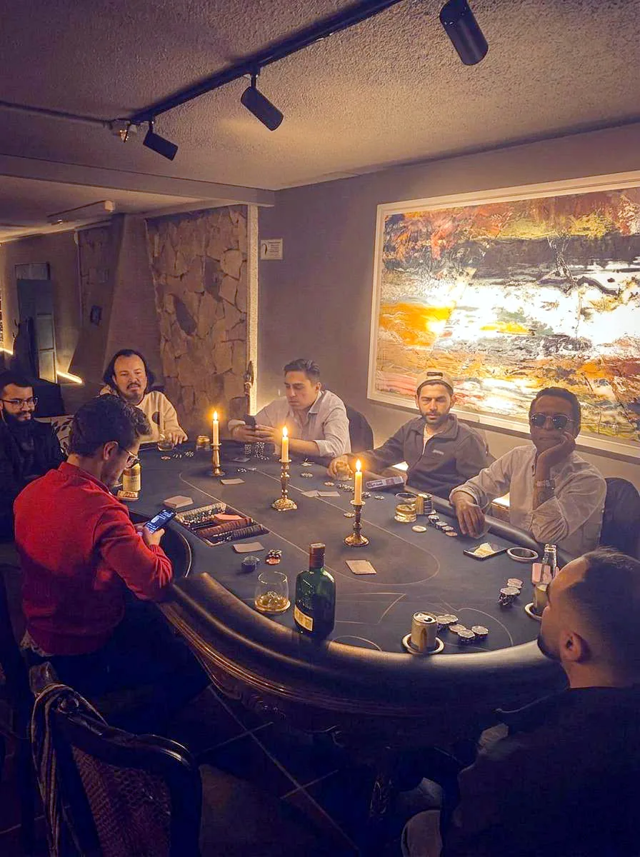 Mesa de póker a la luz de las velas en Casa Apolonia