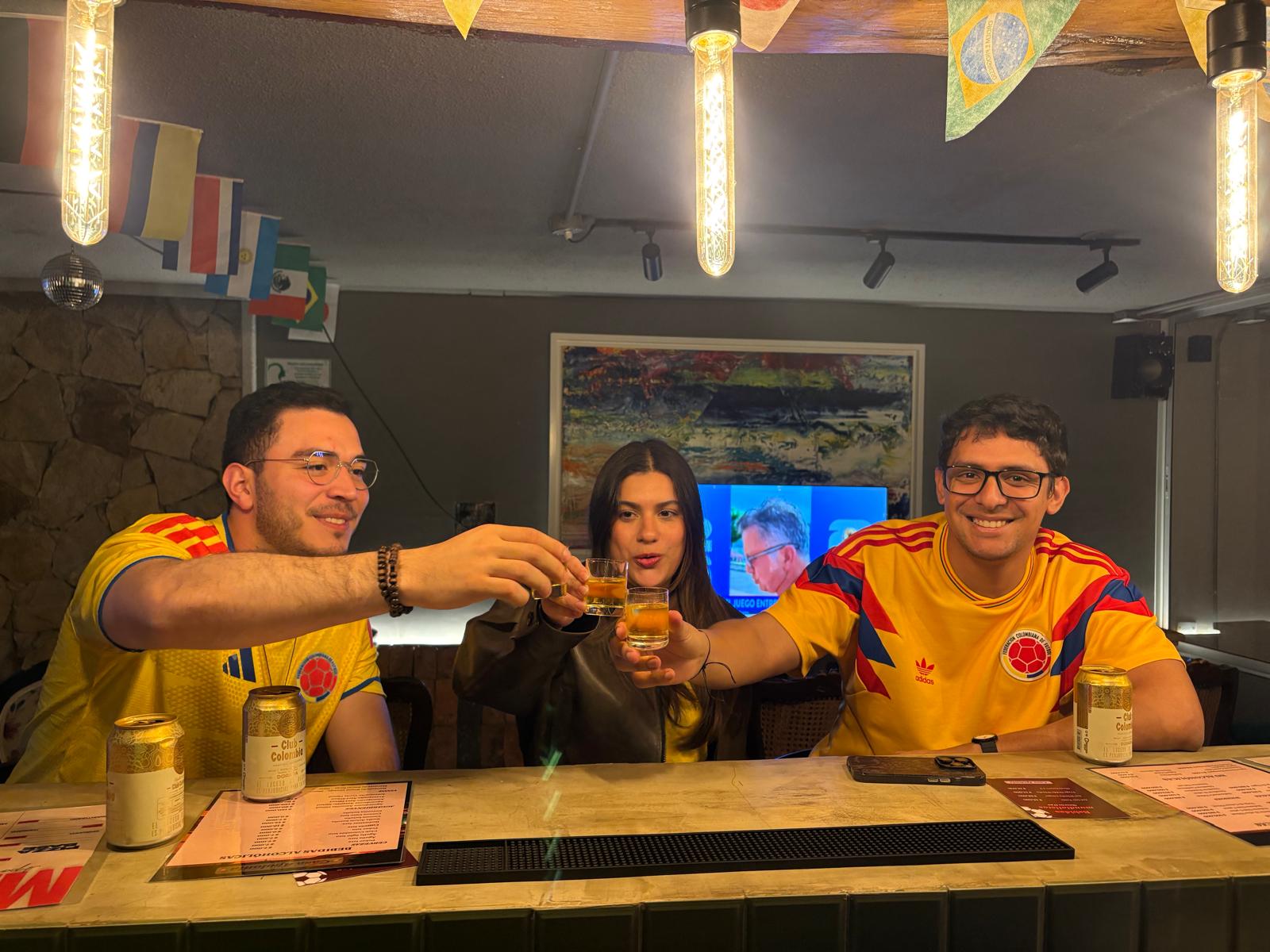 Amigos brindando frente al partido en Casa Apolonia