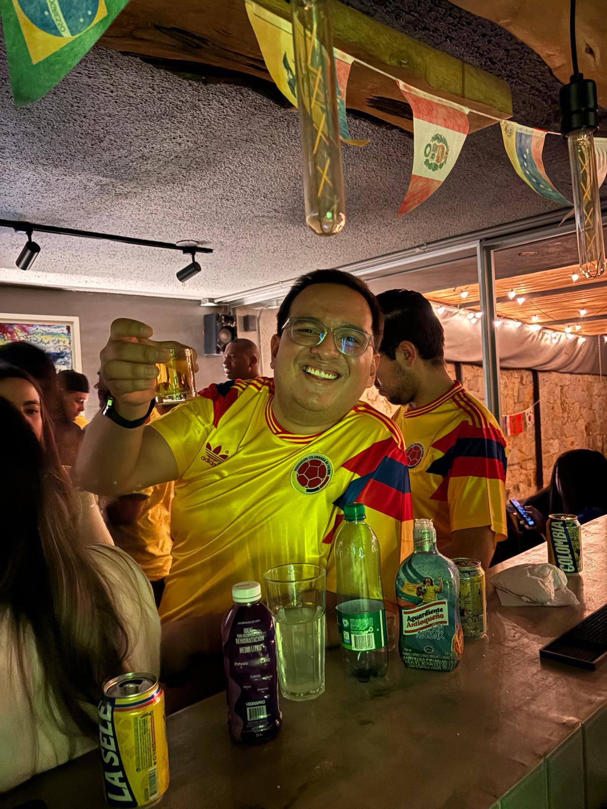 Brindis con aguardiente en la barra de Casa Apolonia
