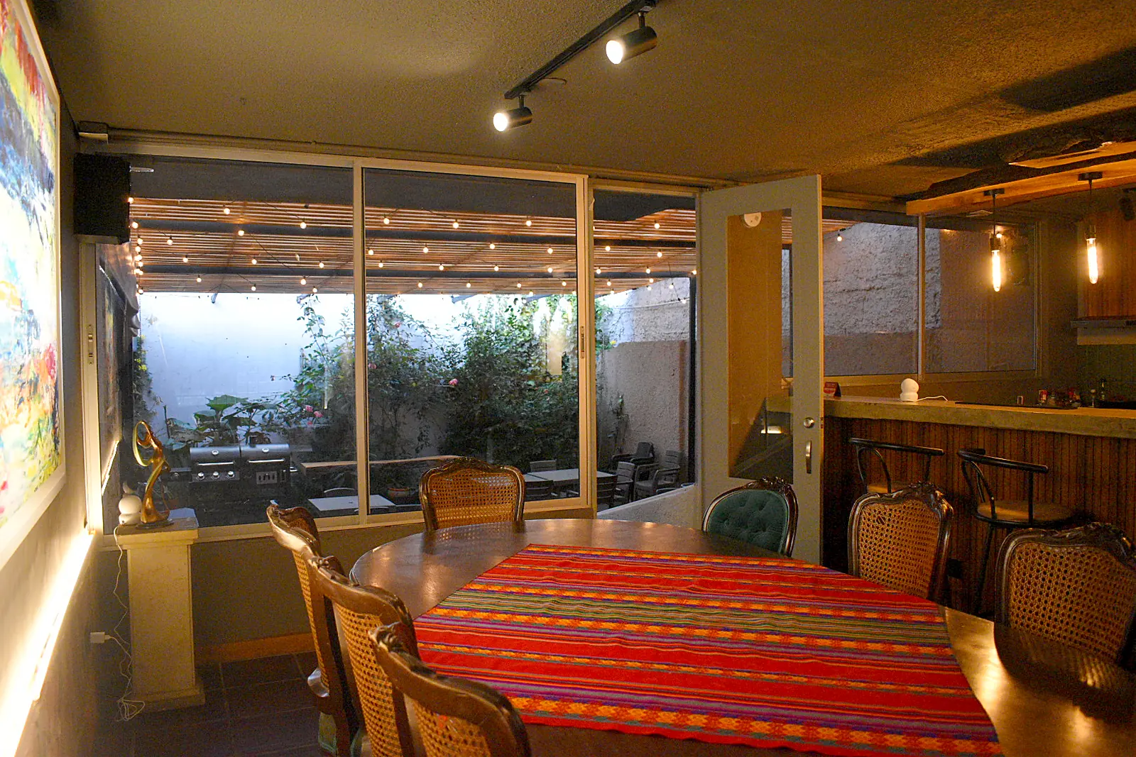 Mesa Principal con vista al patio de Casa Apolonia