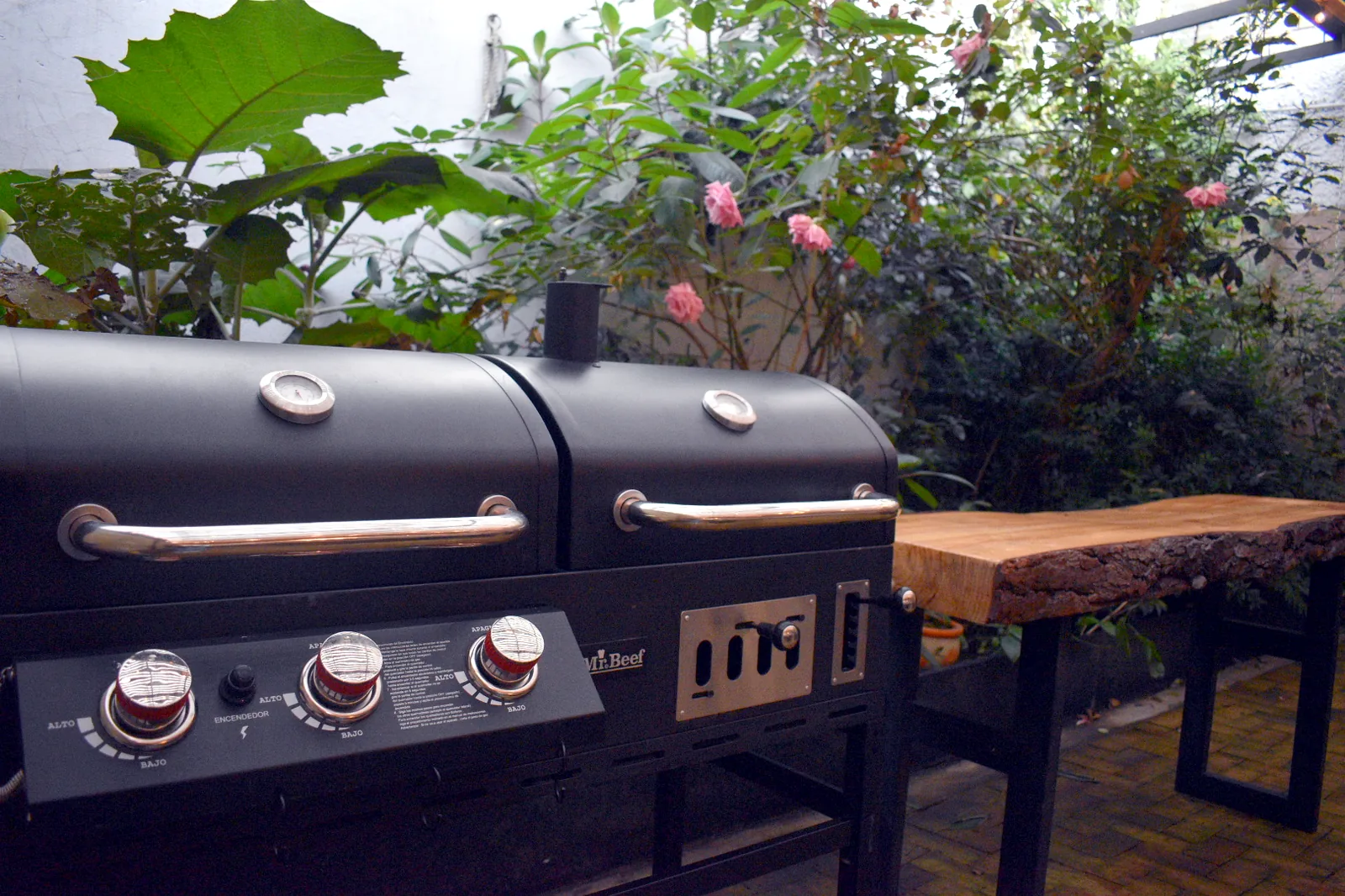 Asador y mesa en madera en la terraza de Casa Apolonia