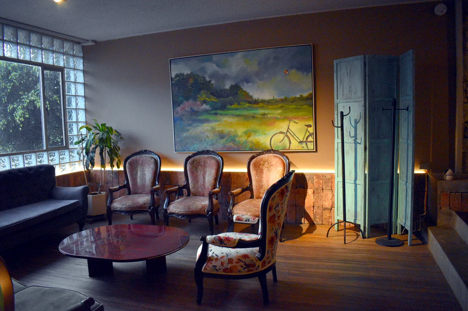 Sillones y obra de arte en la Sala Tertulia de Casa Apolonia