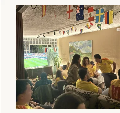 Amigos viendo el partido en la Sala Chimeneita