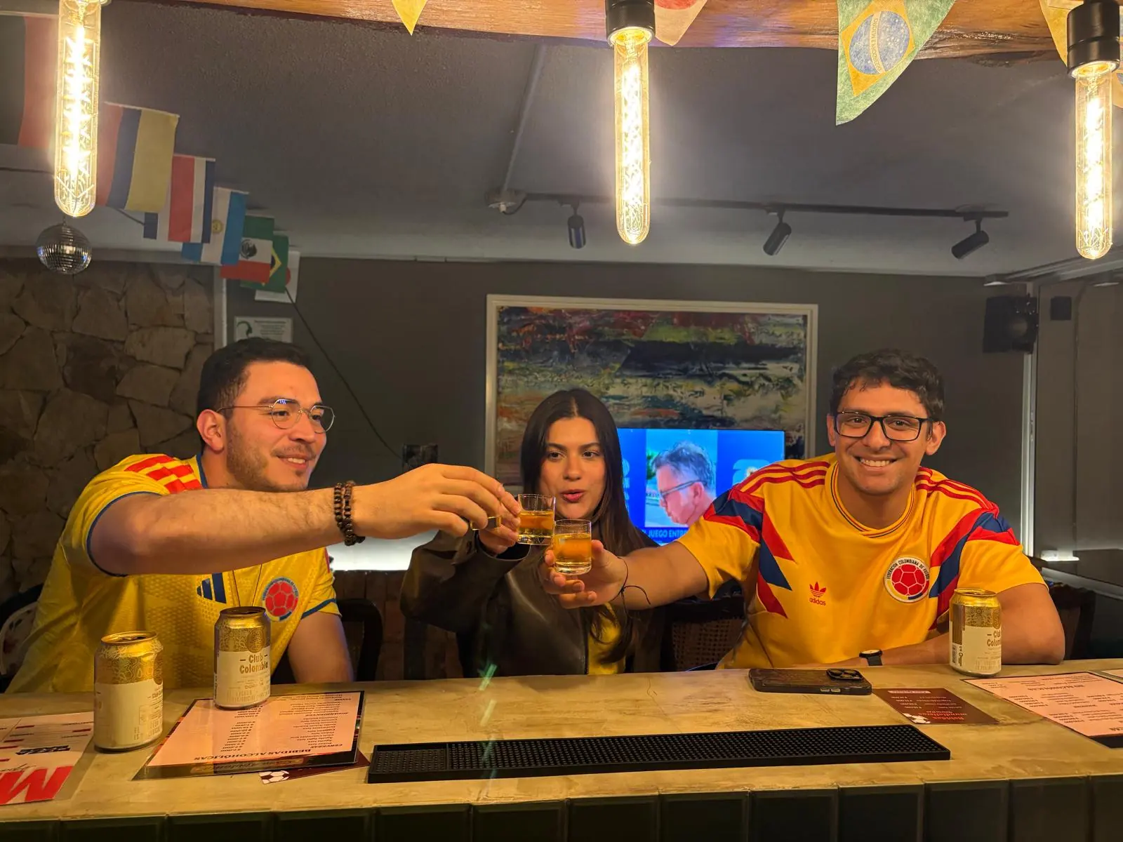 Amigos brindando frente al partido en Casa Apolonia