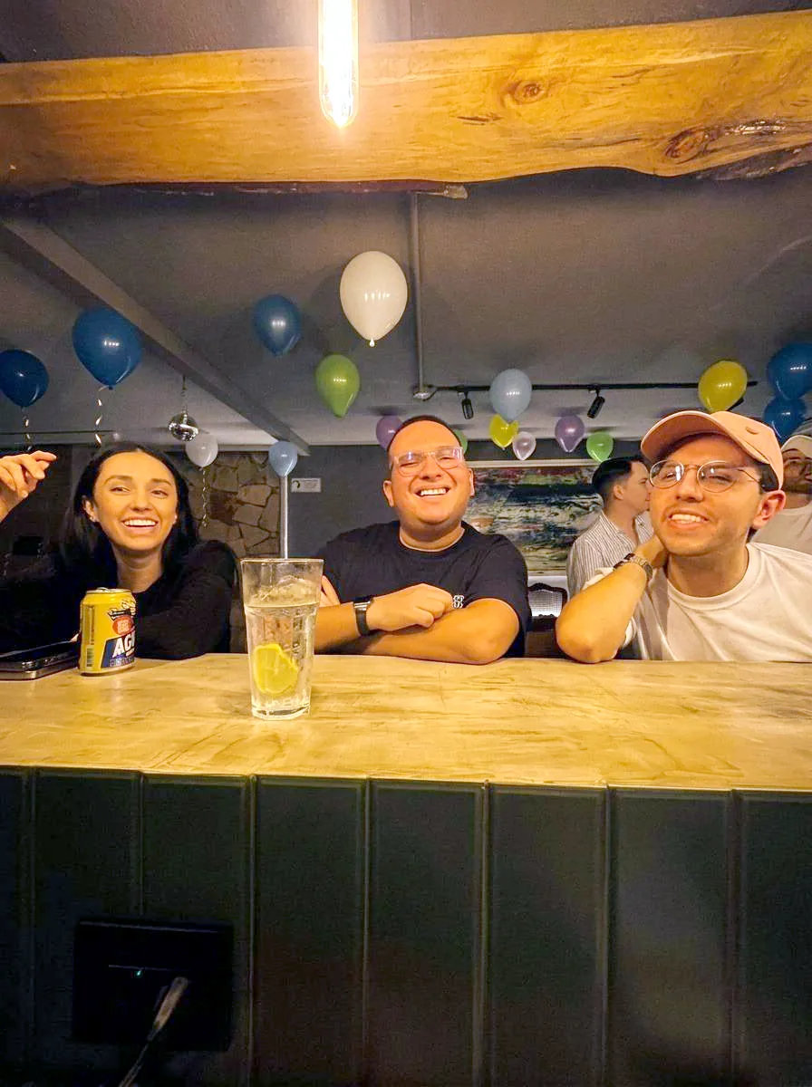 Amigos compartiendo en la barra de Casa Apolonia