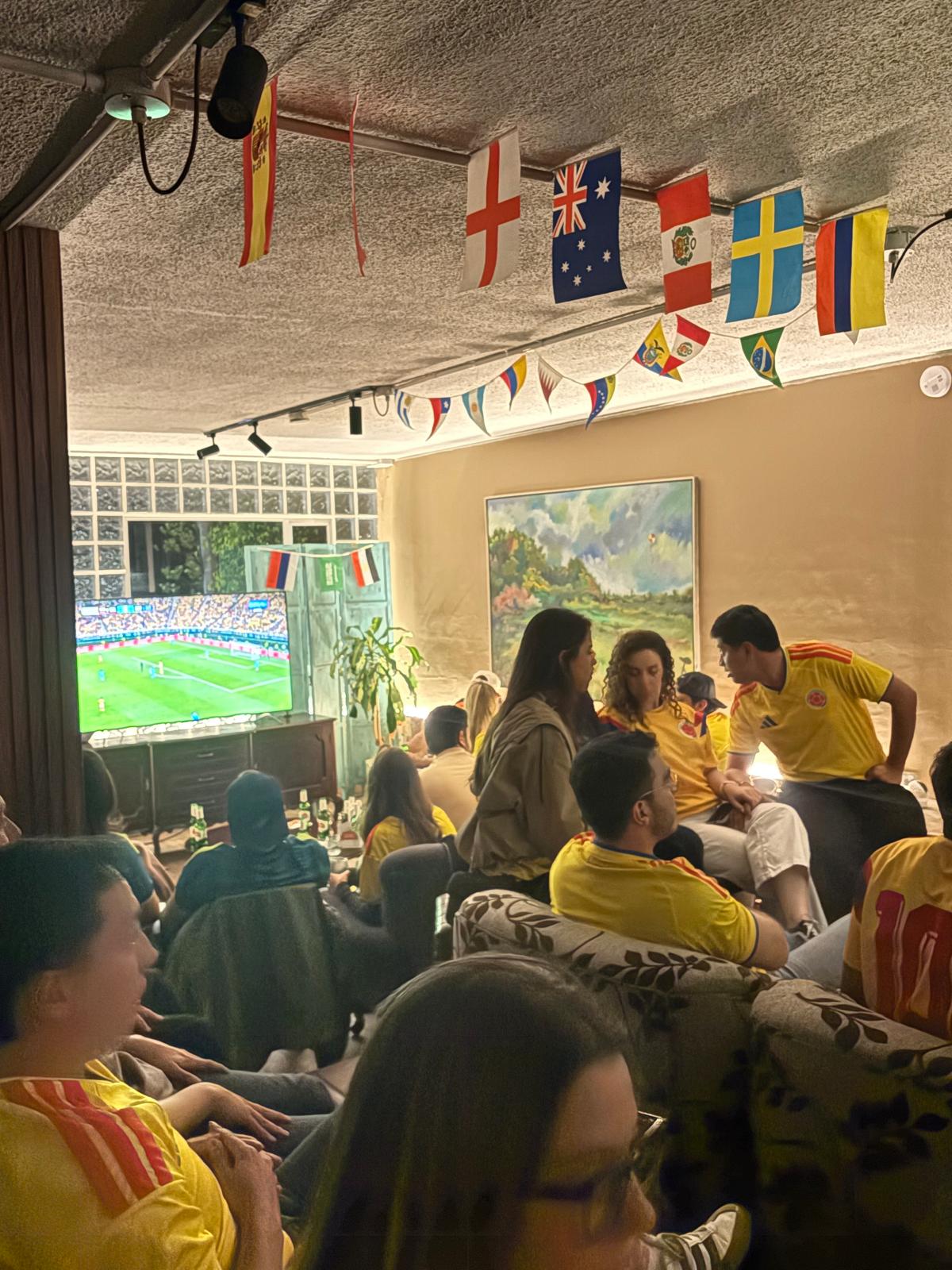 Sala llena viendo la selección Colombia en Casa Apolonia