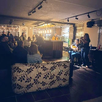 Música en vivo con público en la Sala Chimeneita
