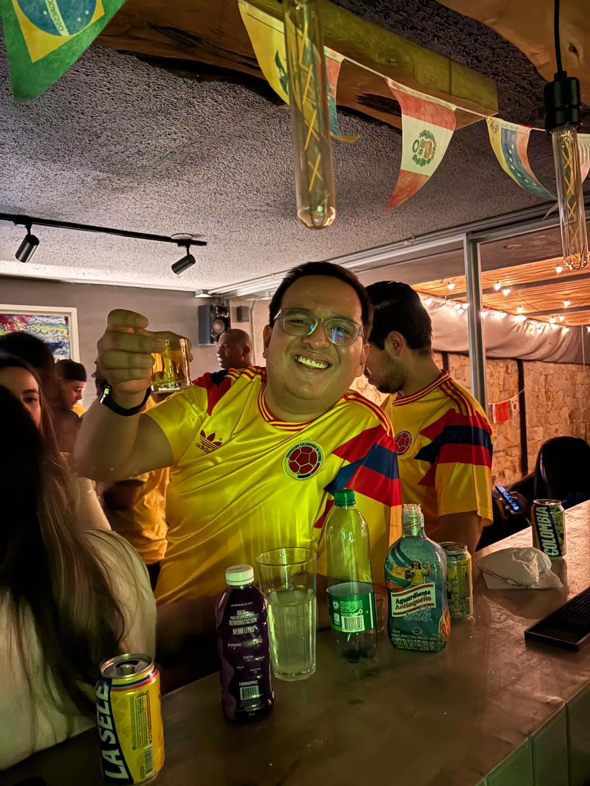 Brindis en la barra de Casa Apolonia