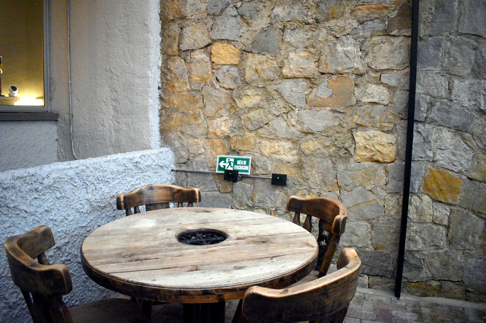 Mesa redonda en madera en la terraza de Casa Apolonia