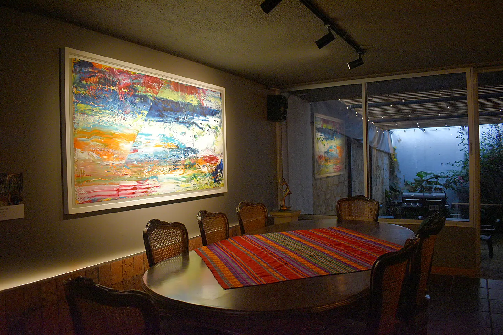 Mesa Principal de Casa Apolonia con obra de arte