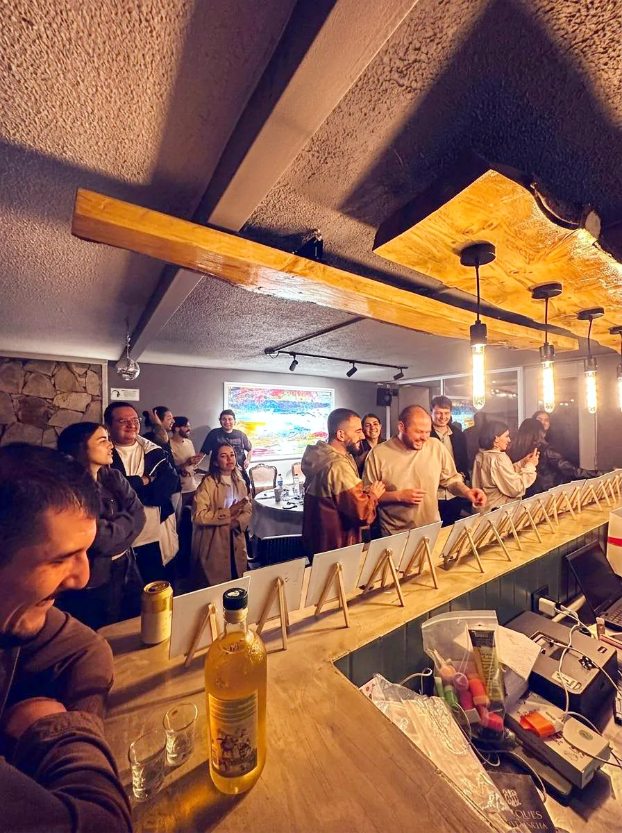 Evento social alrededor de la barra de Casa Apolonia