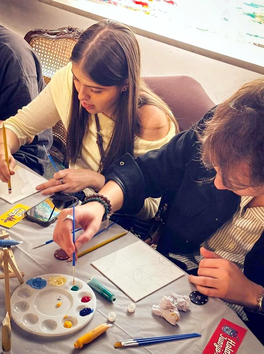 Taller creativo de pintura en Casa Apolonia