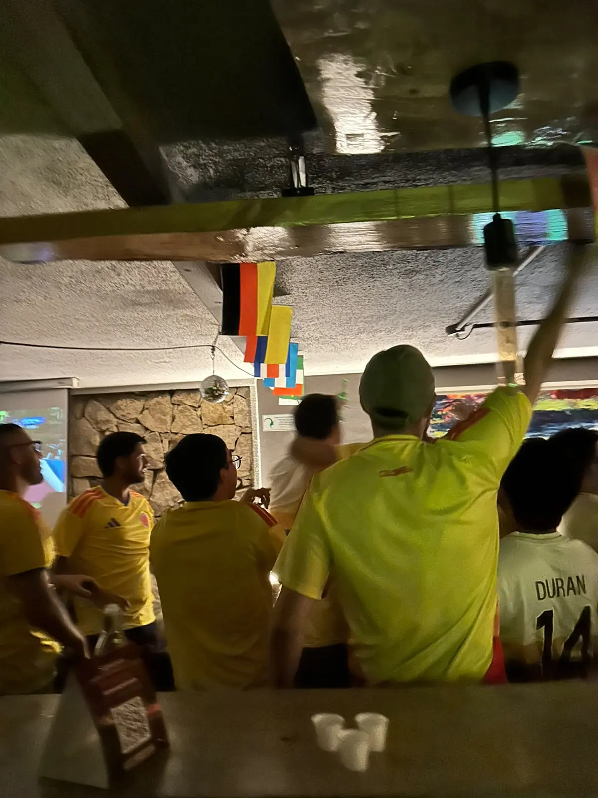 Hinchas celebrando en la barra de Casa Apolonia