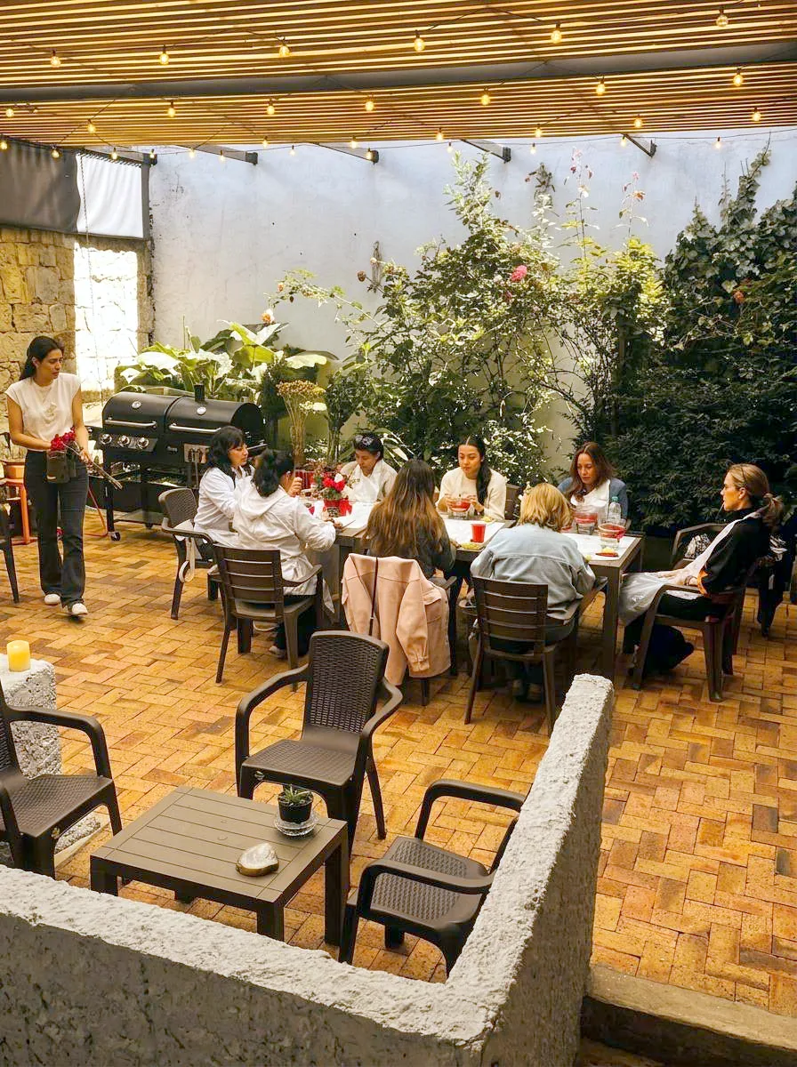 Almuerzo de grupo en la terraza de Casa Apolonia