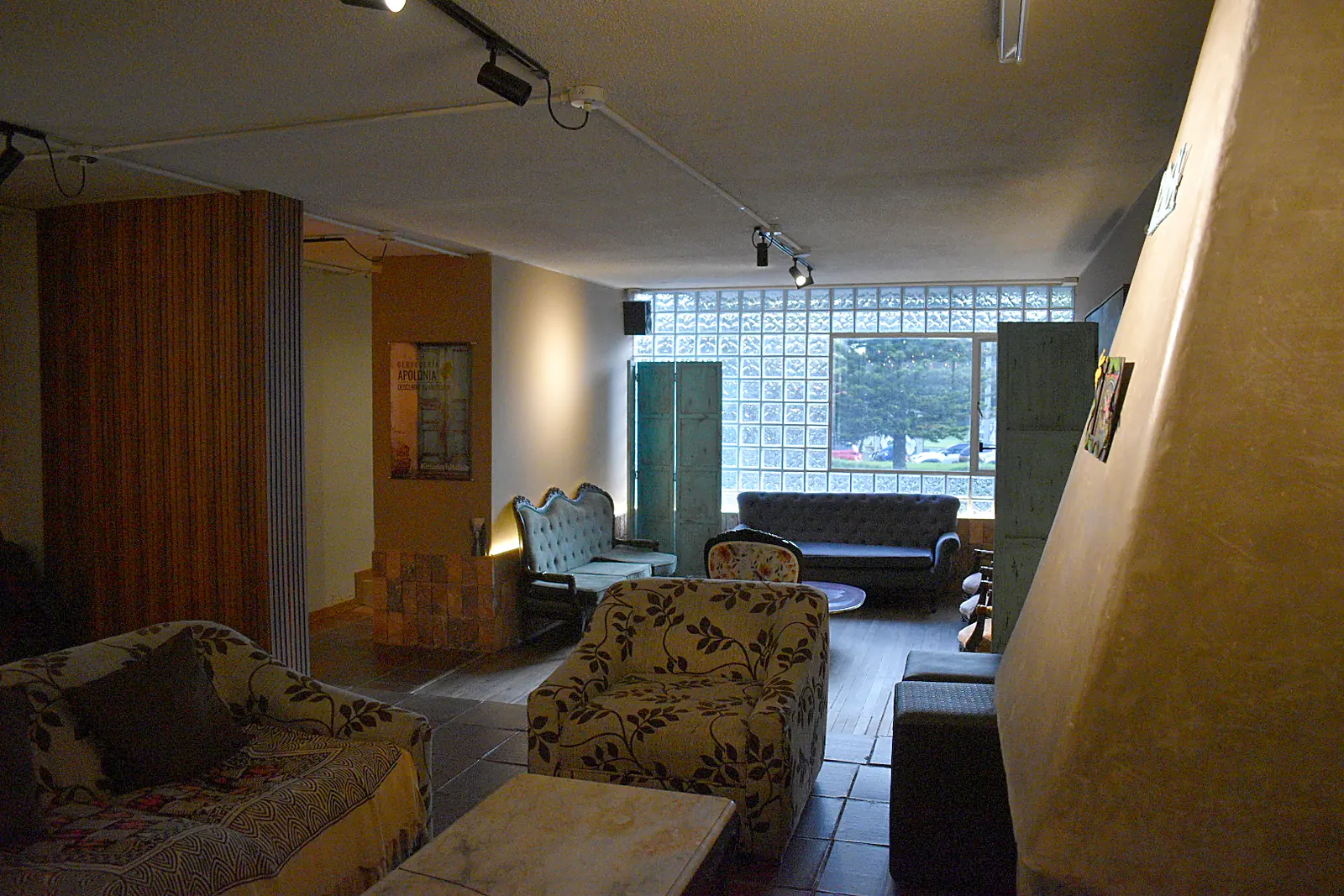 Sofás y mesa de centro en la Sala Chimeneita