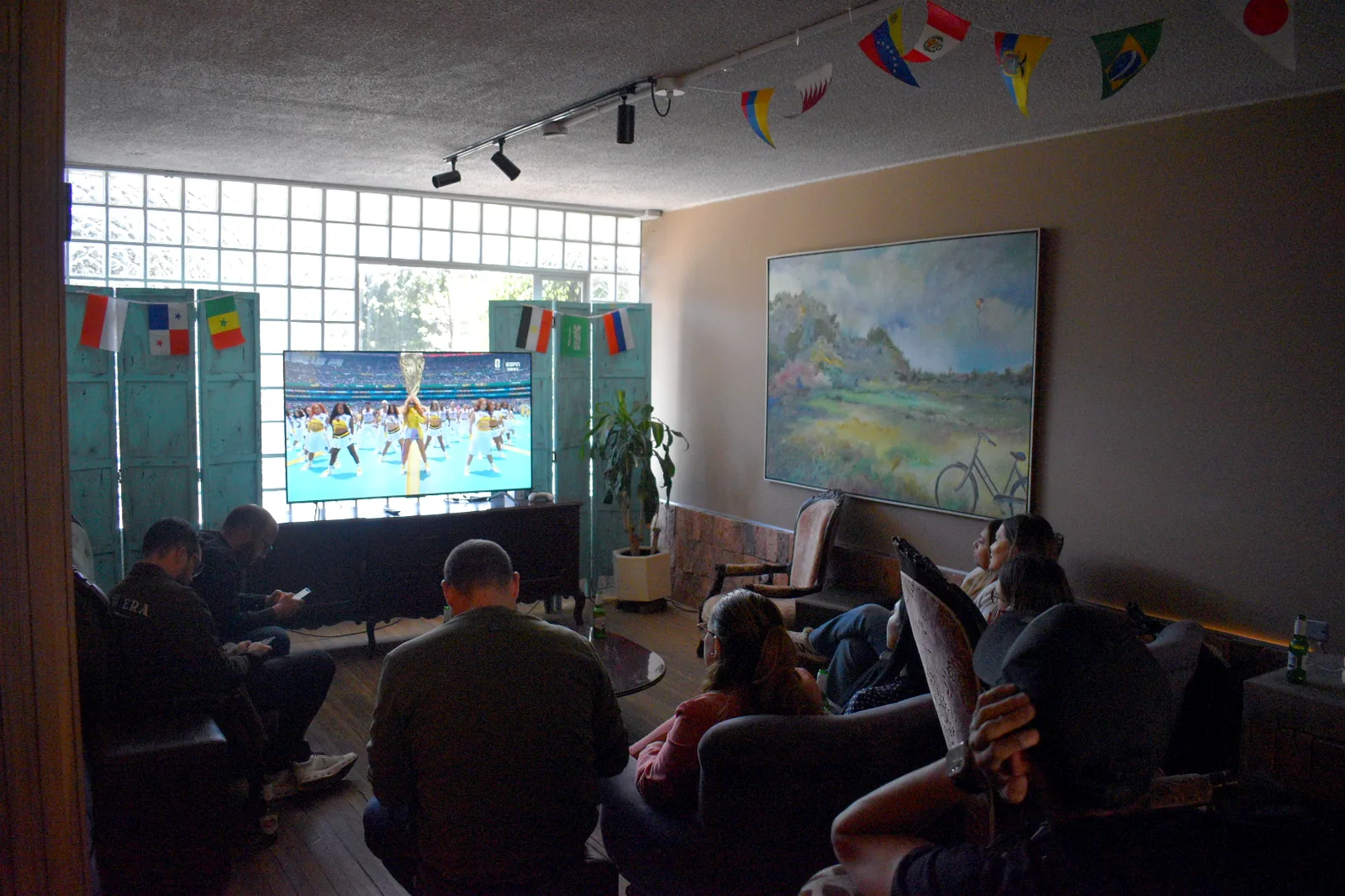 Amigos viendo el partido en la Sala Tertulia de Casa Apolonia