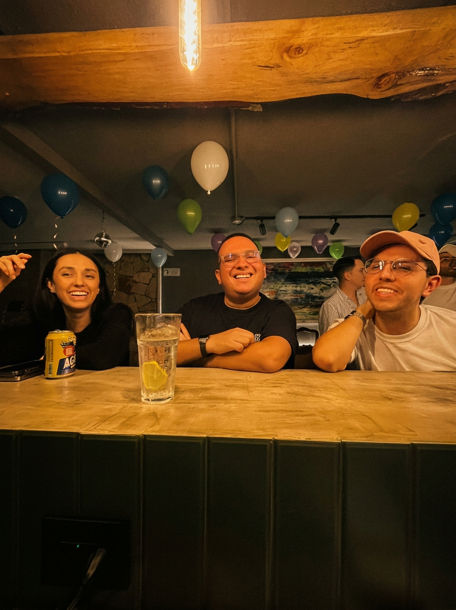 Amigos compartiendo en la barra de Casa Apolonia